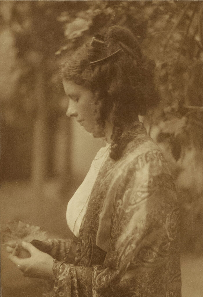 Miss Woods, circa 1905 © Estate of Minna Keene : courtesy Stephen Bulger Gallery