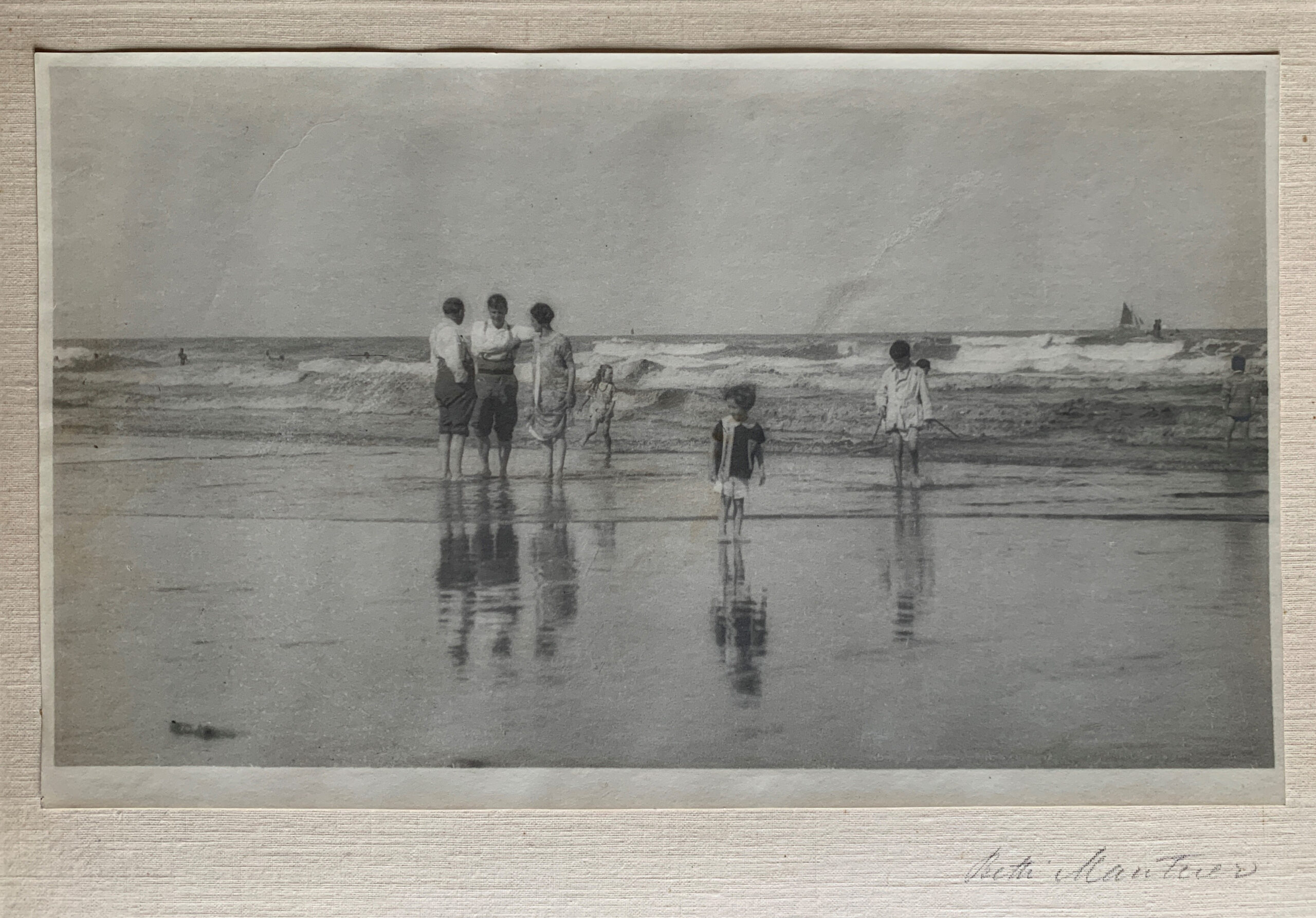 Children at Dinard, 1919 by Betti Mautner © James Hyman. a white family are at the waters edge on a beach.